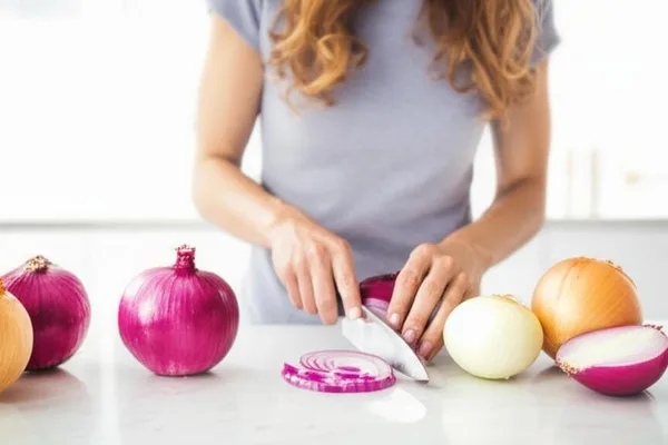 Zwiebelen sinn net einfach iergendeng Geméis! Gesondheetsvirdeeler, déi mir kennen a net kennen (Zwiebelen)