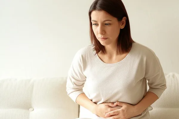 ඔයත් දිගුකාලීන මලබද්ධයෙන් (Chronic Constipation) පීඩා විඳිනවද? අපි මේ වැරදි මත සහ ඇත්ත කතා කරමු!