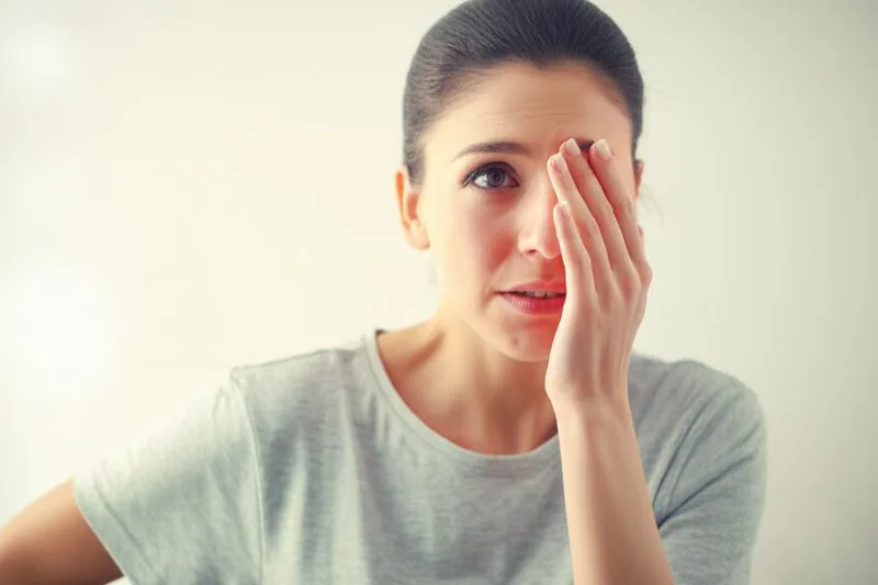 ඇන්කිලෝසින් ස්පොන්ඩිලයිටිස් (Ankylosing Spondylitis) කොන්දට විතරක් නෙවෙයි, ඇස් වලටත් බලපාන හැටි