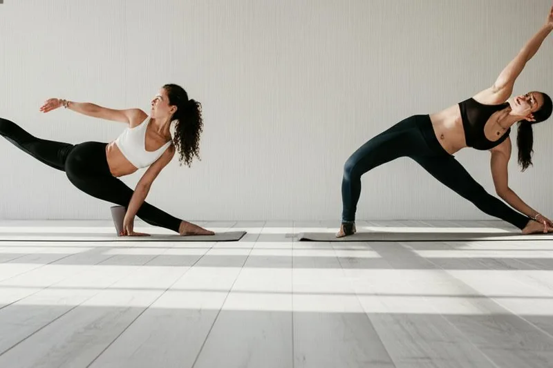 Hatha Yoga atanapi Vinyasa Yoga? (Hatha vs Vinyasa Yoga) - Hayu urang tingali mana anu cocog pikeun anjeun!