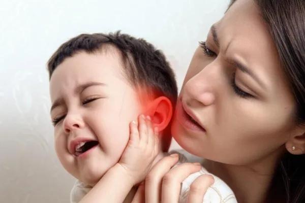 Bareuh jeung nyeri di tukangeun ceuli? Ieu bisa jadi mastoiditis!
