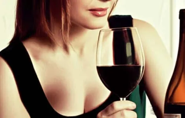 රෙඩ් වයින් (Red Wine) බීමෙන් ඇත්තටම සෞඛ්ය වාසි තියෙනවද? අපි මේ ගැන කතා කරමු!