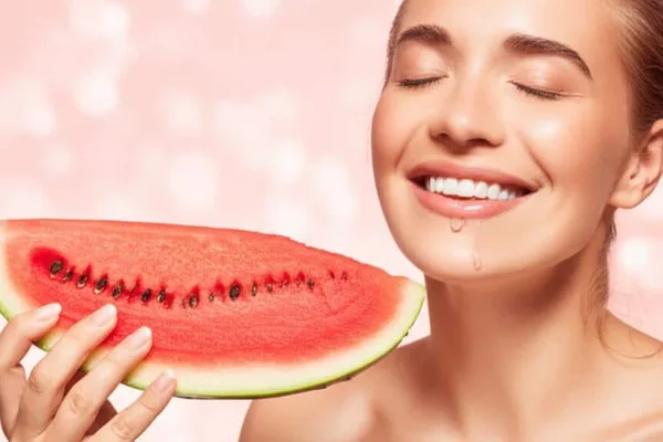 කොමඩු කියන්නේ නිකන්ම රස පළතුරක් විතරද? (Watermelon) අපි බලමු සෞඛ්ය වාසි ගැන!