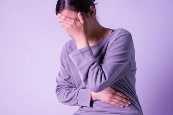 你也飽受經痛的折磨嗎?這會不會是子宮內膜異位症?