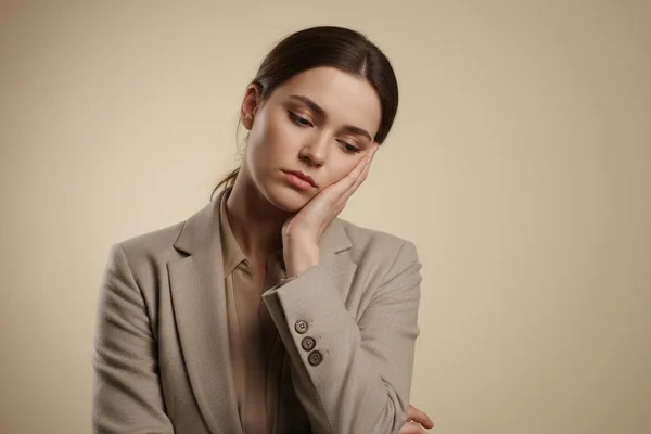 آیا تاسو هم ټوله ورځ خوب احساسوئ؟ راځئ چې د دې خوب (Somnolence) په اړه وغږیږو.