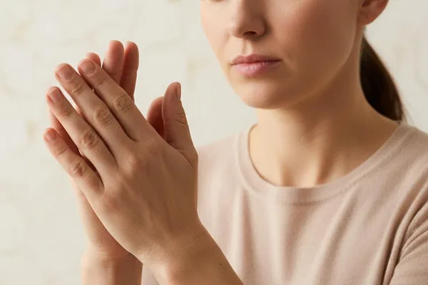 คุณมีอาการชาหรือปวดที่มือหรือไม่? ลองศึกษาเกี่ยวกับการทดสอบของฟาเลนดู