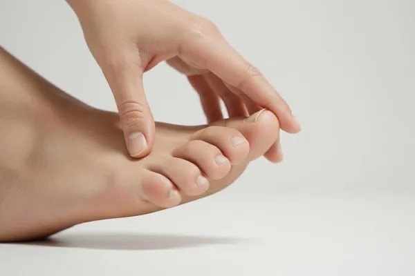 Tens el dit gros del peu tan rígid que ni tan sols el pots doblegar? Aprenguem sobre l'Hallux Rigidus (Hallux Rigidus)
