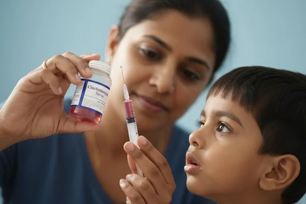 ක්ලැරිතොමයිසින් (Clarithromycin) සිරප් එක ගැන ඔයා දැනුවත්ද? අපි කතා කරමු!