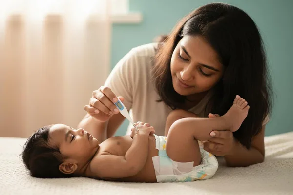 ඔයාගේ පොඩිත්තාට උණද? ගුද මාර්ගයෙන් උණ බලන නිවැරදි ක්රමය (Rectal Temperature) අපි හරියටම දැනගමුද?