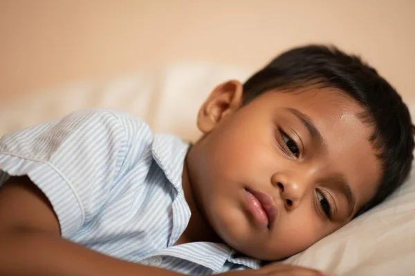 ඔයාගේ පොඩිත්තට උණද? (Fever / High Temperature) බය වෙන්න එපා, අපි මේ ගැන කතා කරමු!