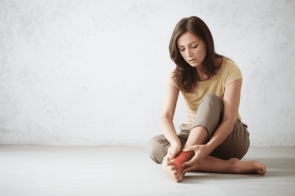 ඔයාගෙත් කකුල් රිදෙනවද? (Foot Pain) අපි හේතු සහ පිළියම් ගැන කතා කරමු!