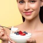 ග්‍රීක් යෝගට් (Greek Yogurt in Sinhala) කියන්නේ මොකක්ද? ඇඟට ලැබෙන පුදුම සෞඛ්‍ය වාසි සහ පෝෂණ ගුණය