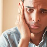 Hör du ständigt ett ringande ljud i öronen? Allt om tinnitus och dess orsaker