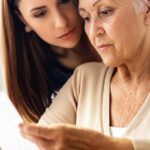 Забывают оплачивать счета? Может ли это быть ранним признаком деменции