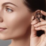 دانه‌های گوش چیست؟ آشنایی با مزایا، عوارض و کاربردهای آن در طب سنتی