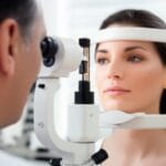 رتینوسکوپی چیست؟ همه چیز درباره معاینه چشم و تشخیص عیوب انکساری