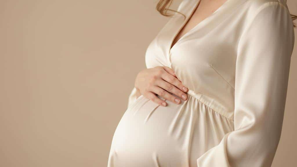 Você consegue sentir seu bebê se mexendo na barriga? Vamos descobrir exatamente o que são esses "movimentos fetais"!