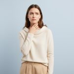 क्रिकोफैरिंजियल स्पाज़्म (Cricopharyngeal Spasm) क्या है? गले में गांठ या फंसा हुआ महसूस होना, कारण और घरेलू उपाय